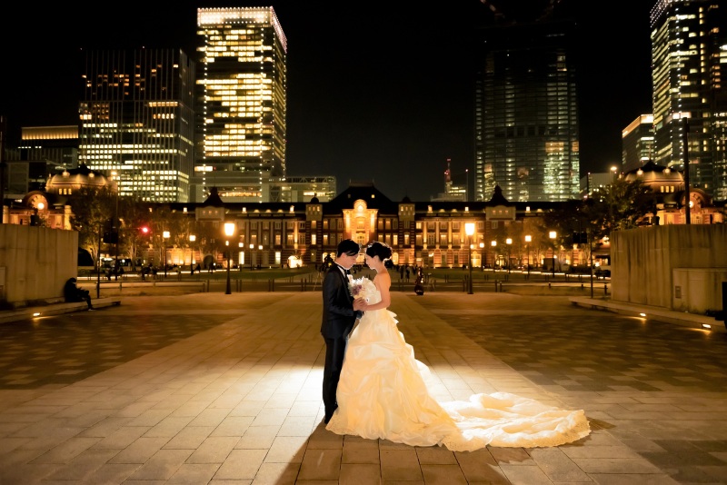 東京駅の駅舎を背景に撮影