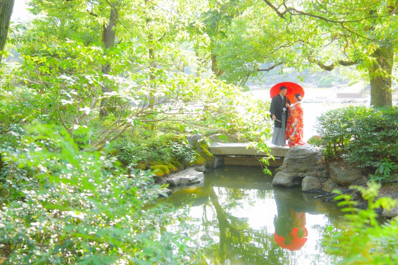 池や橋などがある回遊式日本庭園