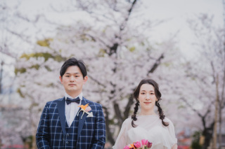 満開の桜をバックに撮影