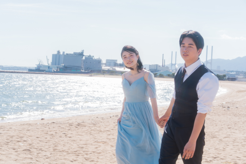 手を繋ぎながら