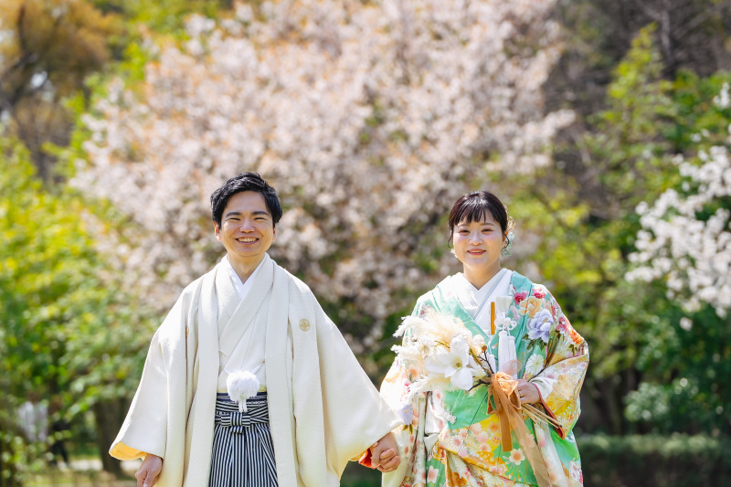 満開の桜をバックに