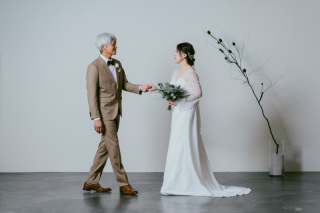 スタジオをたっぷり使用して洋装フォト