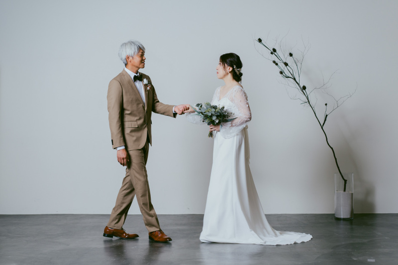 スタジオをたっぷり使用して洋装フォト