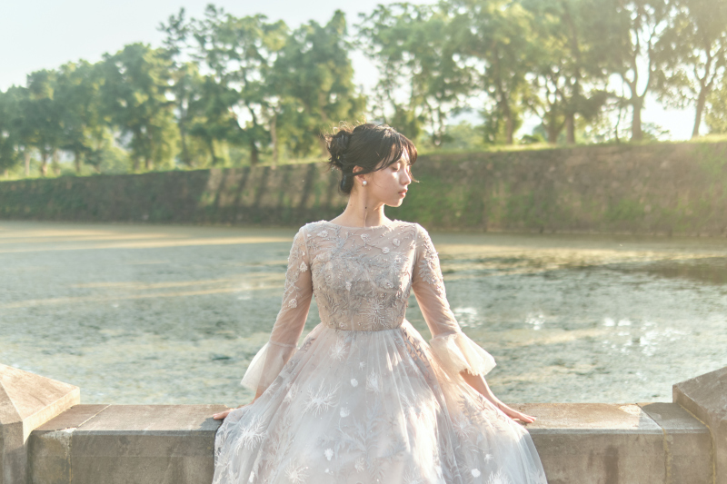 繊細な刺繍ドレスが輝く幻想的なソロショット