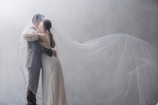 シンプルなスタジオでドレスが映える撮影♪