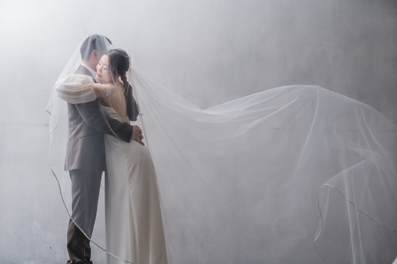 シンプルなスタジオでドレスが映える撮影♪