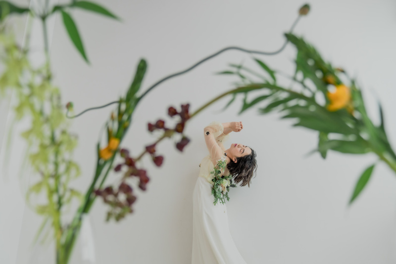 花を纏い、空を仰ぐ