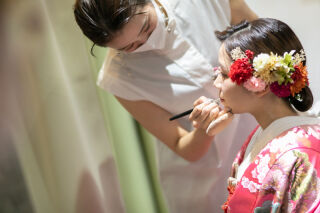 ご家族も正装して館内ファミリーフォト