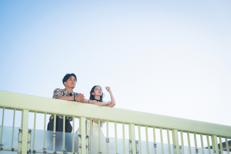 夕方の時間帯の青空と