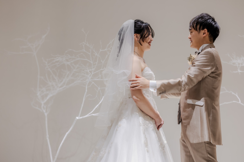 そっとベールをあげて