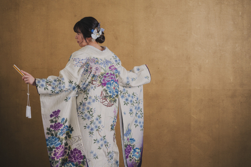 艶やかな後ろ姿に漂う、洗練された大人の美しさ
