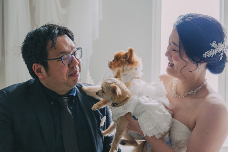 愛犬を抱っこしてこぼれる満面の笑み