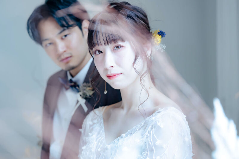 キリッとした表情で