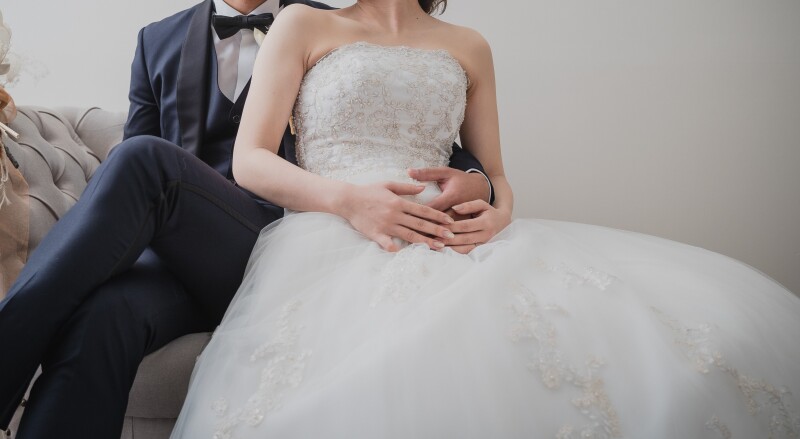 レースたっぷりのウェディングドレスで