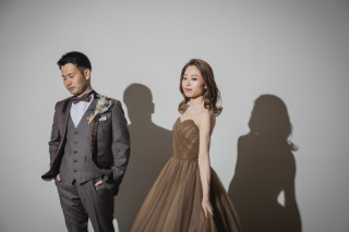 カーキドレスでスタジオフォト