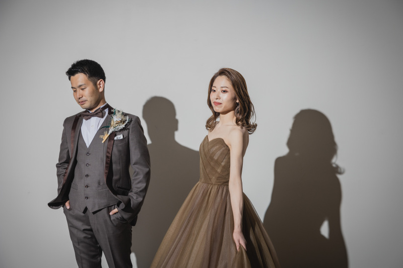 カーキドレスでスタジオフォト