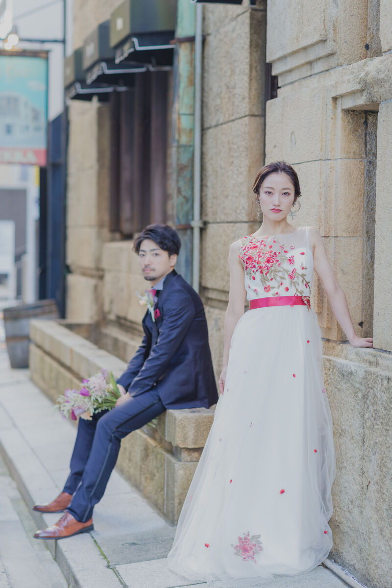 街並みに溶け込み絵になるお二人