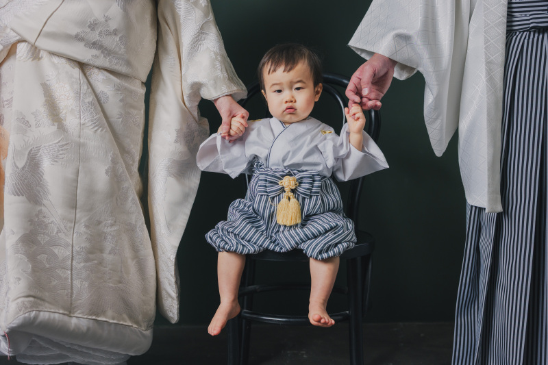 宝物を真ん中に。三人の絆を刻んだスタジオフォト