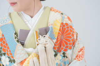 柔らかなパステルカラーの色打掛で館内フォト