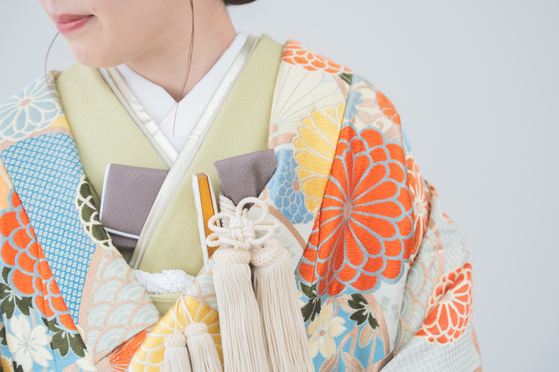 柔らかなパステルカラーの色打掛で館内フォト