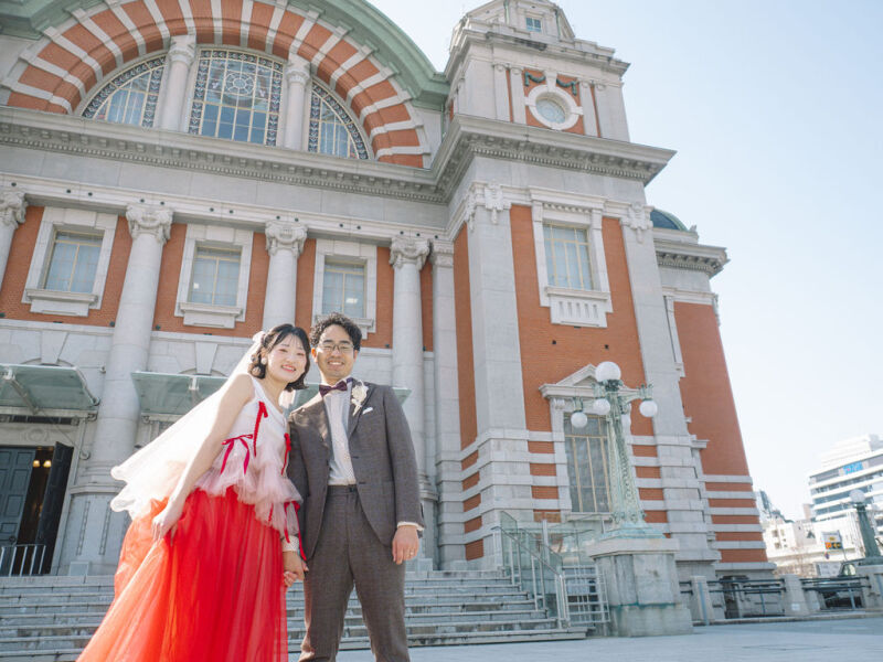 中央公会堂を背景に