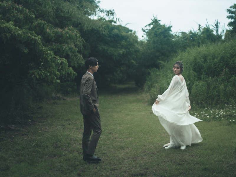 ドレスをなびかせて