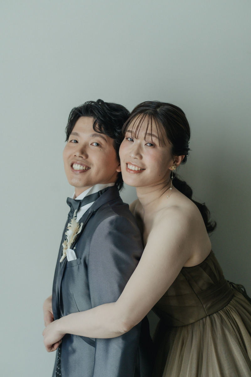 そっと寄り添う、おふたりの優しい一体感