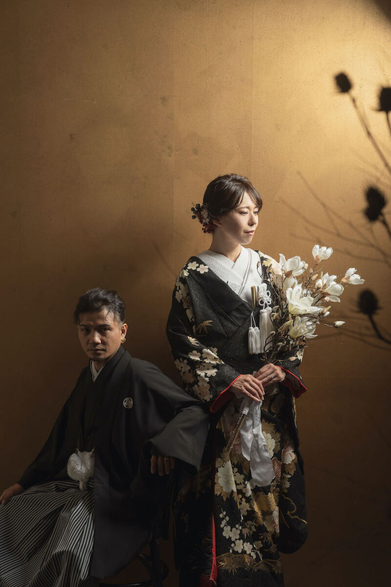 キリッとした表情で