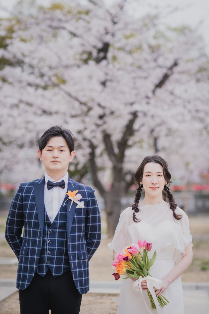 満開の桜をバックに撮影