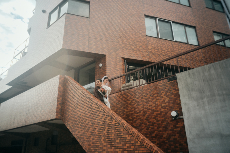 都会のテクスチャに溶け込む階段ショット