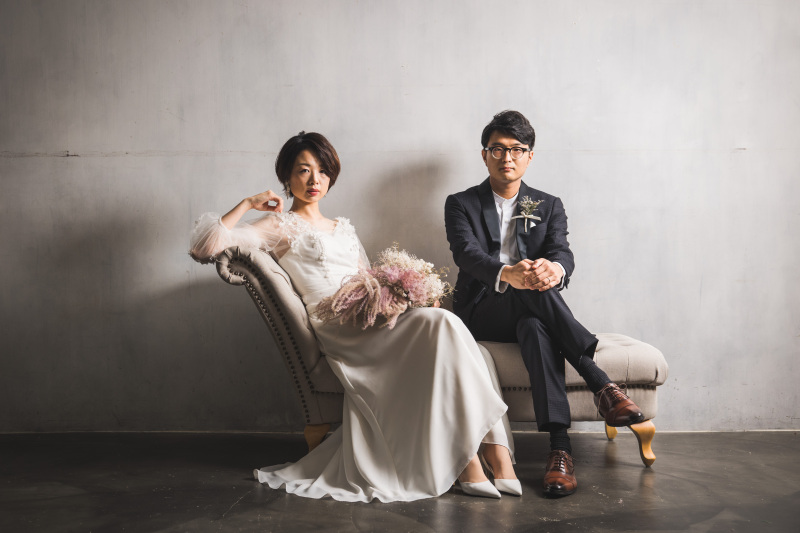 ソファに掛けて