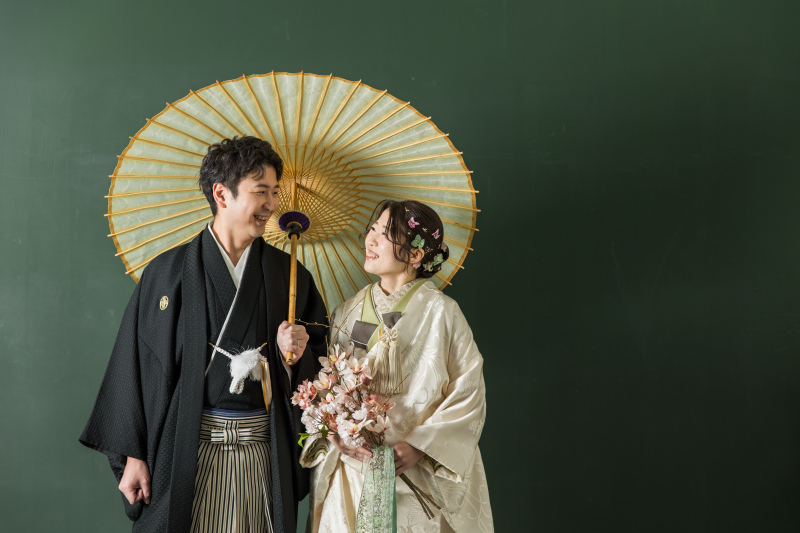 見つめ合うふたりの飾らない笑顔