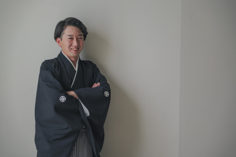 黒紋付が映えるソロショット