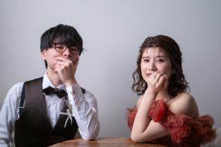 ホワイト＆テラコッタドレスでスタジオフォト