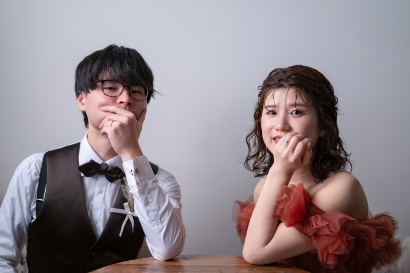 ホワイト＆テラコッタドレスでスタジオフォト