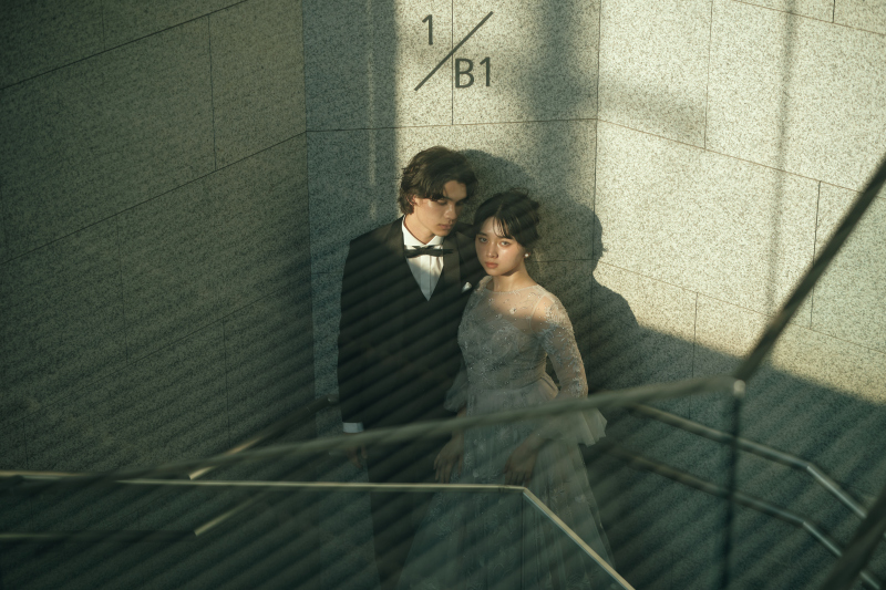 光のラインに包まれる。都会的なワンショット