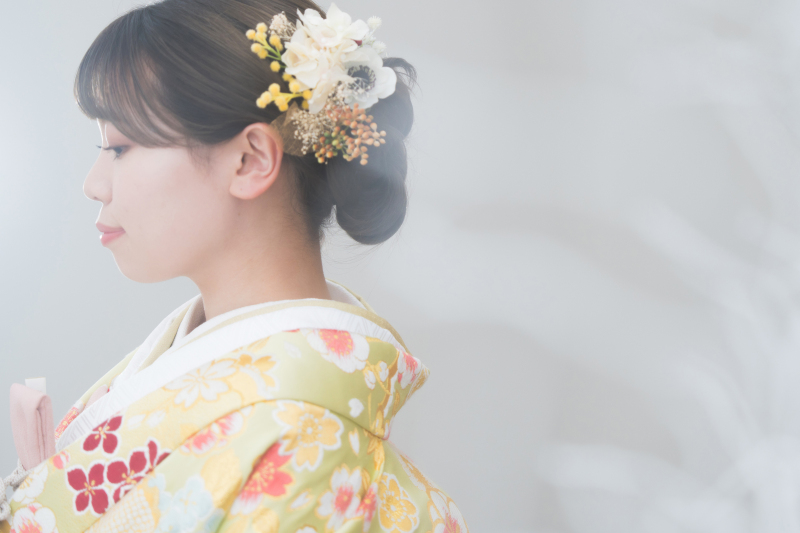 光に包まれて。花嫁の柔らかな微笑みを残すポートレート