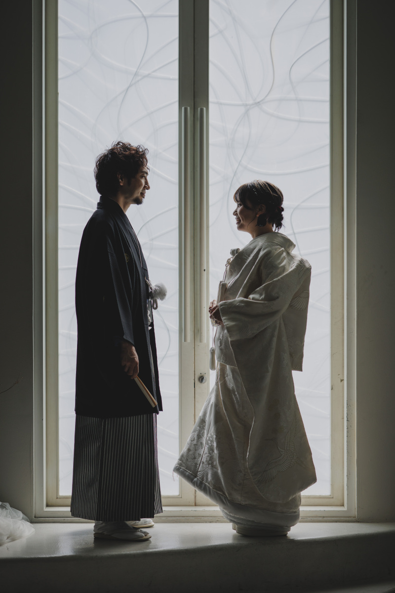 自然光が入る窓を背景に