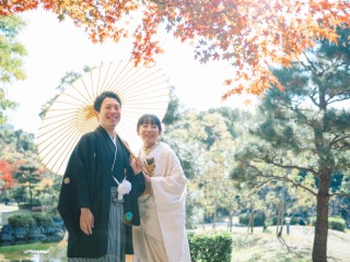 鮮やかな紅葉に包まれて。和装が際立つ秋のロケフォト