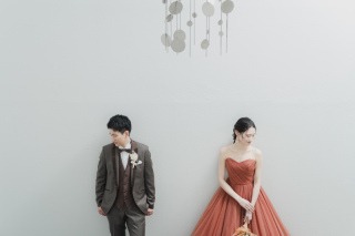 シンプルだからこそ際立つ、お二人の空気感。光と影が織りなす上質フォト