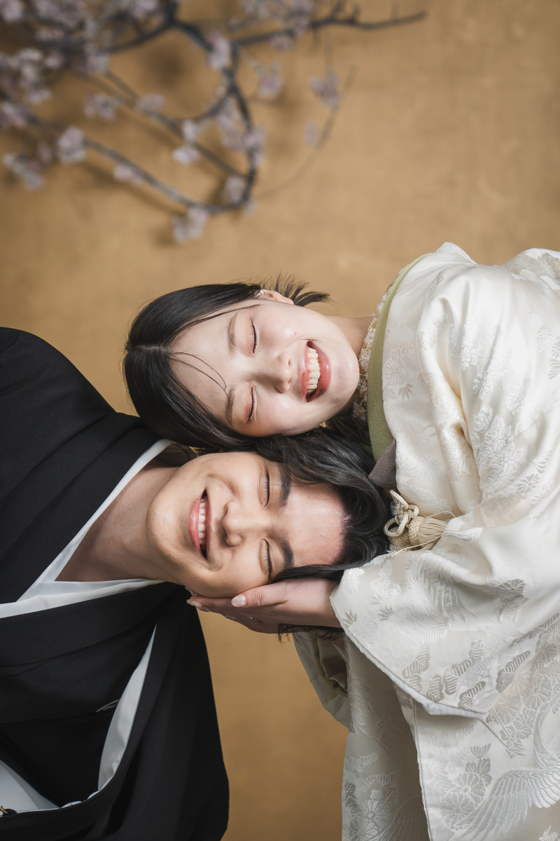 ゴールド背景でとびきりのハッピーを