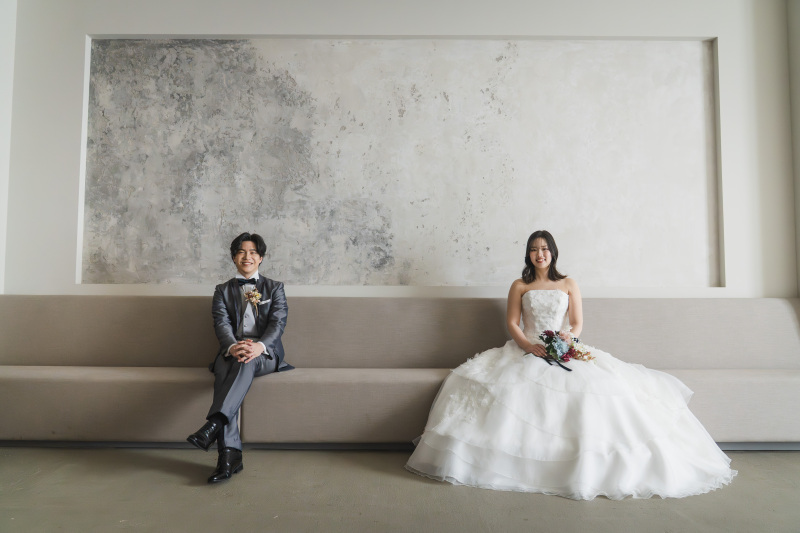 こなれ感が◎アートな空間で魅せるドレス姿