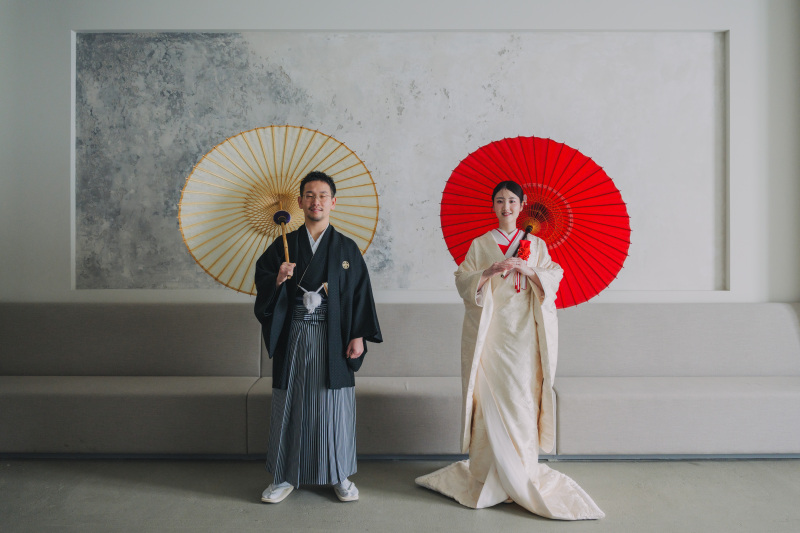 紅白の番傘が彩る立ち姿