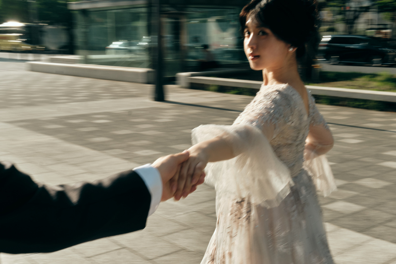 エネルギッシュに街を歩くライブ感たっぷりの1枚