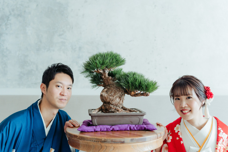 お2人らしいアイテムを合わせた和装ショット