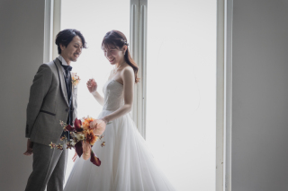 自然光あふれるホワイエで