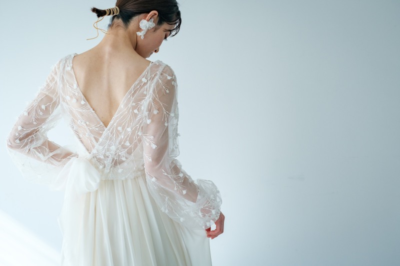 "袖コンシャス”なドレスが注目度高め！