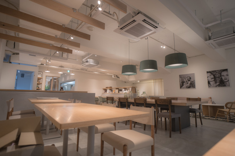 館内には有名カフェ、レストランがあり会食可能です!