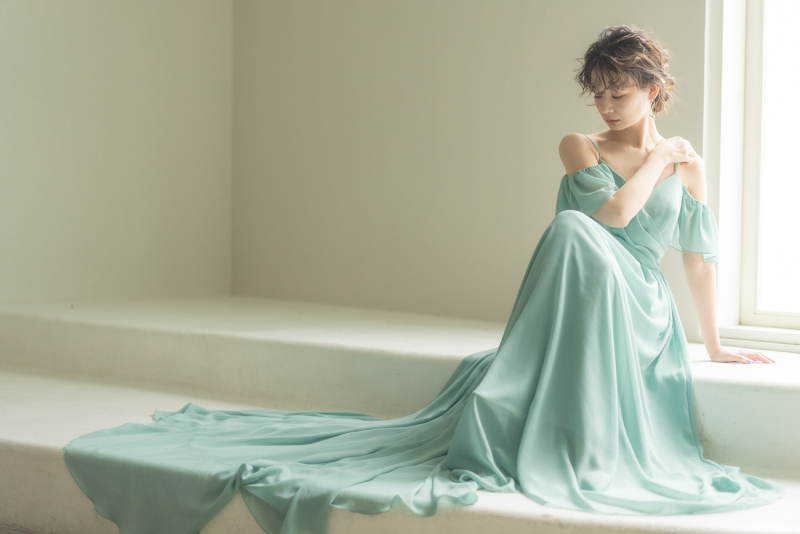 自然光が入り、天井高の高いチャペルホワイエ