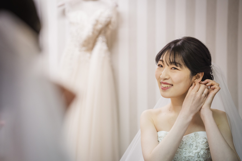 準備中のふとした笑顔も。決めすぎない「自然体」を大切にするから、見返すたびに当日の体温まで蘇ります。撮影の合間のリラックスした表情まで逃さないのは、心に寄り添うカメラマンだからこそ。